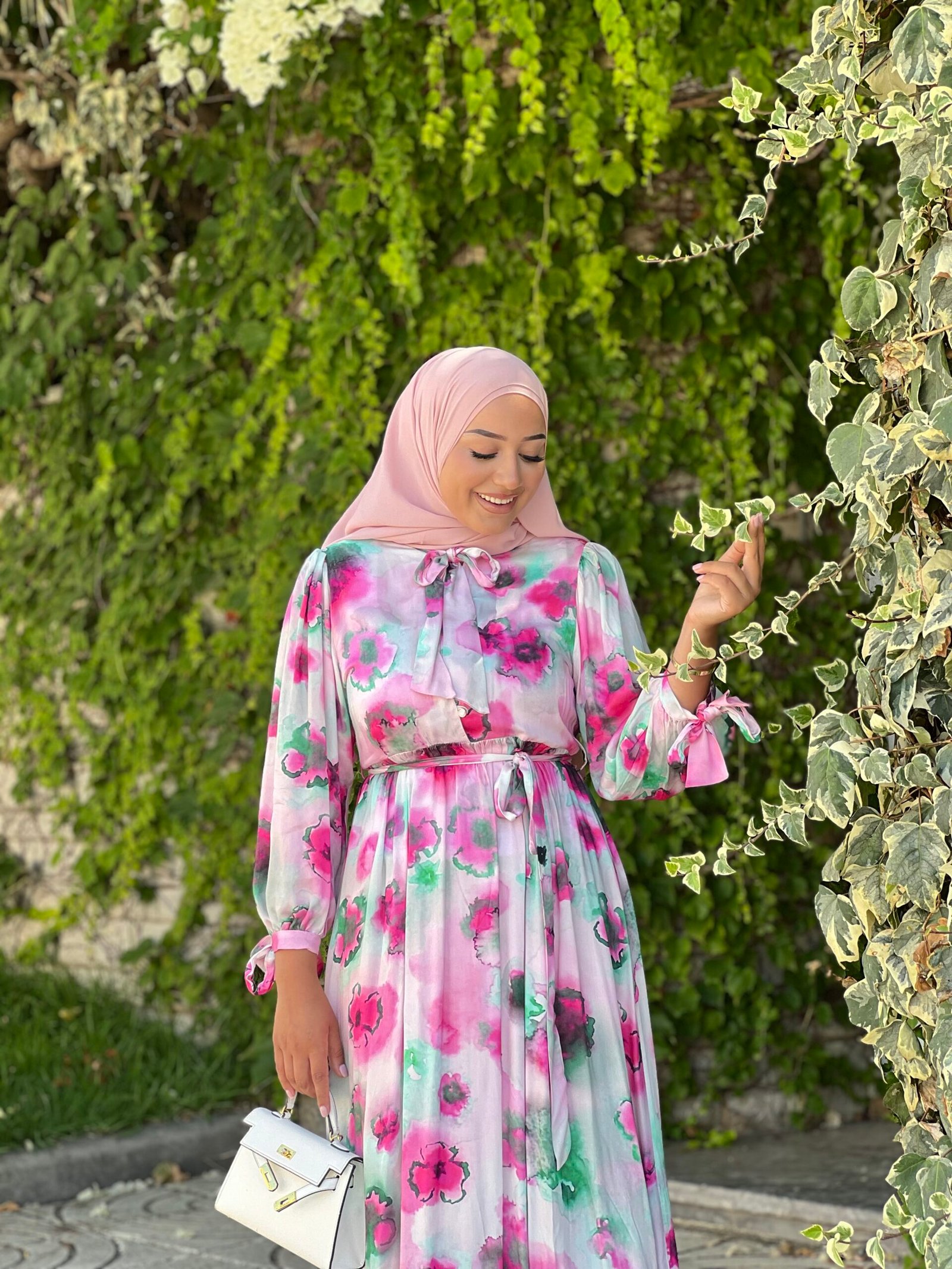 Robe longue satinée avec imprimé floral – Image 3